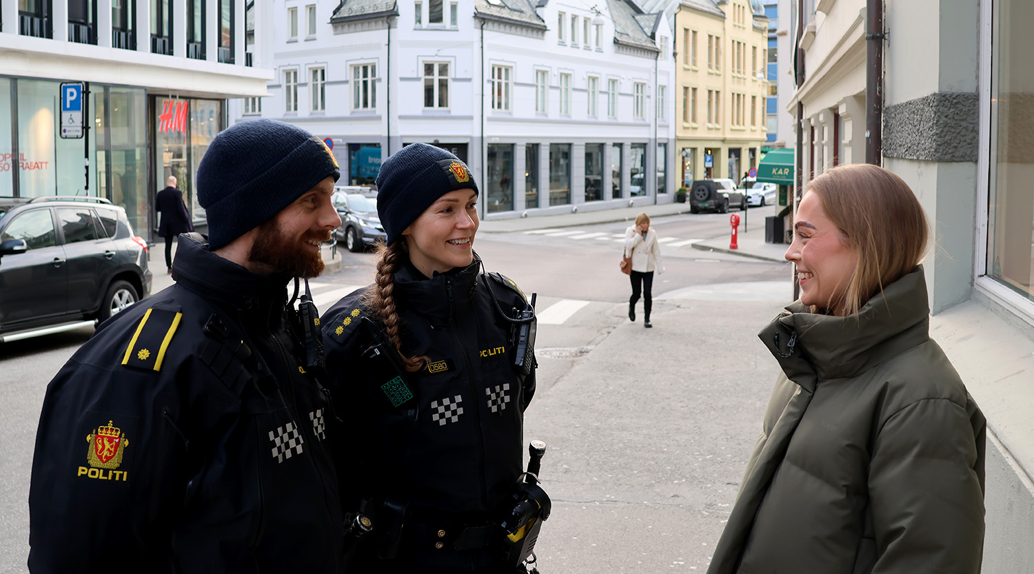 Politiet snakker med en innbygger. 