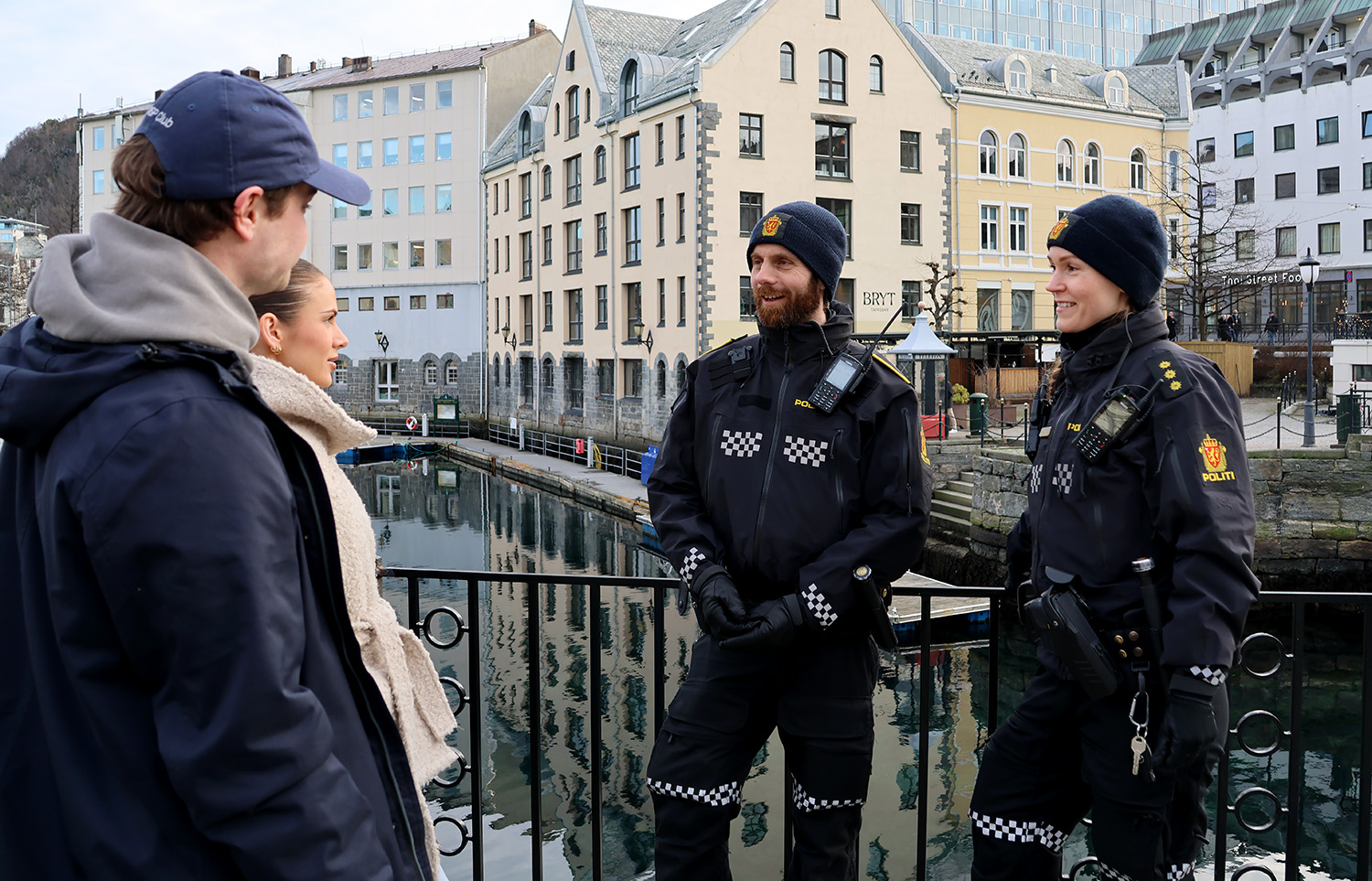 Politiet i dialog med to innbyggere i Ålesund sentrum.